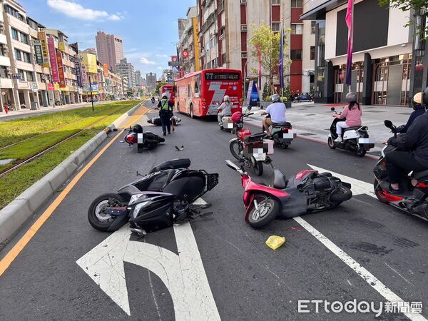 ▲▼ 高雄市苓雅取大順路3段，今日上午發生一起5車連環撞。（圖／記者吳奕靖翻攝）
