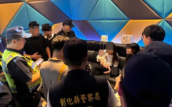 ▲彰化縣警方啟動保護兒少專案，發現深夜有7月大嬰兒及幼童與家人在KTV歡唱。（圖／民眾提供）